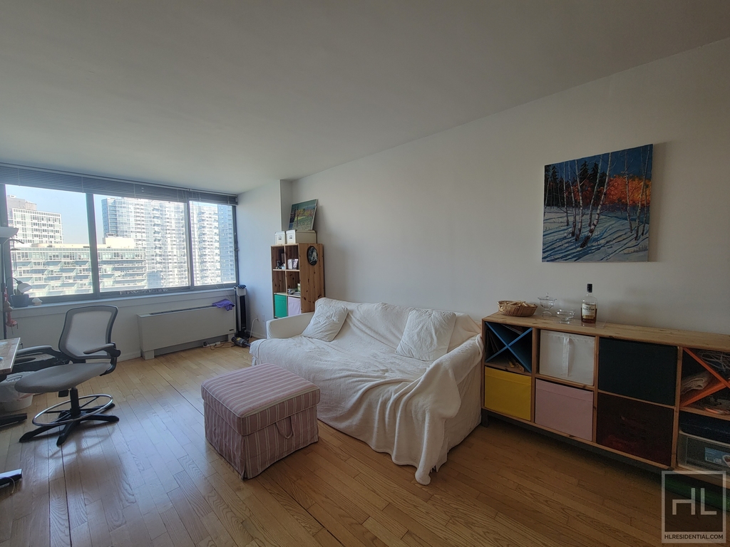 47-20 Center Boulevard - Photo 8