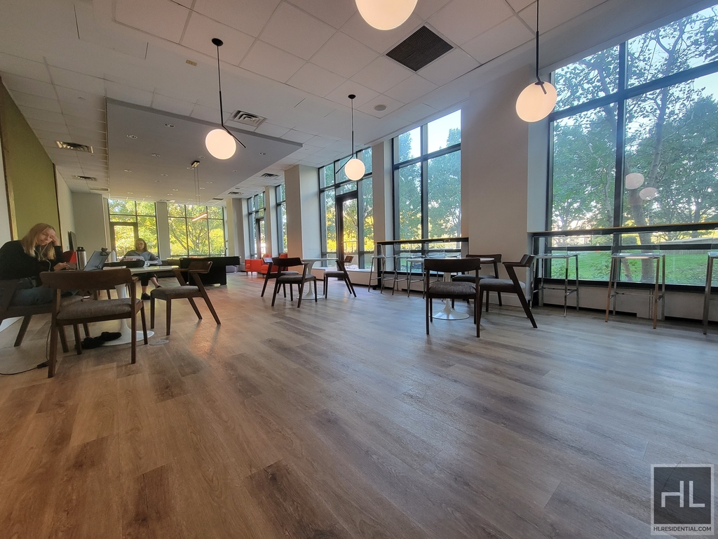 47-20 Center Boulevard - Photo 17