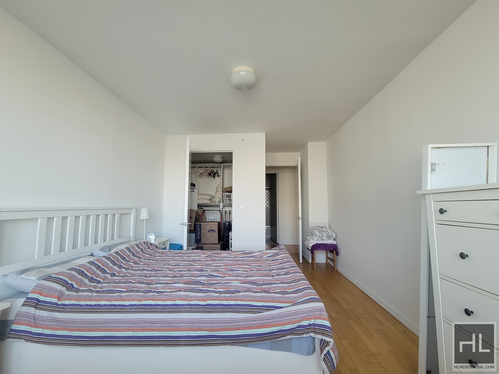 47-20 Center Boulevard - Photo 11