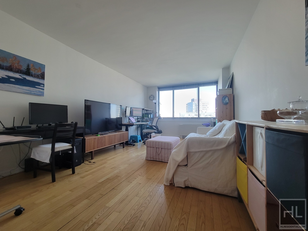 47-20 Center Boulevard - Photo 5