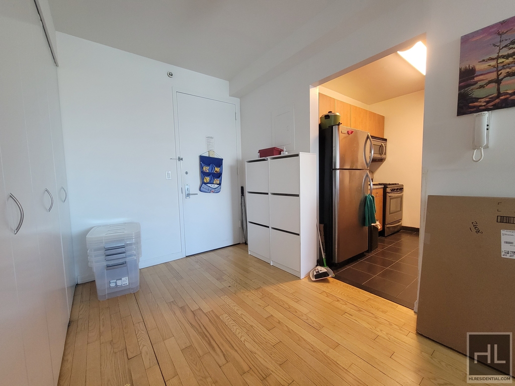 47-20 Center Boulevard - Photo 15