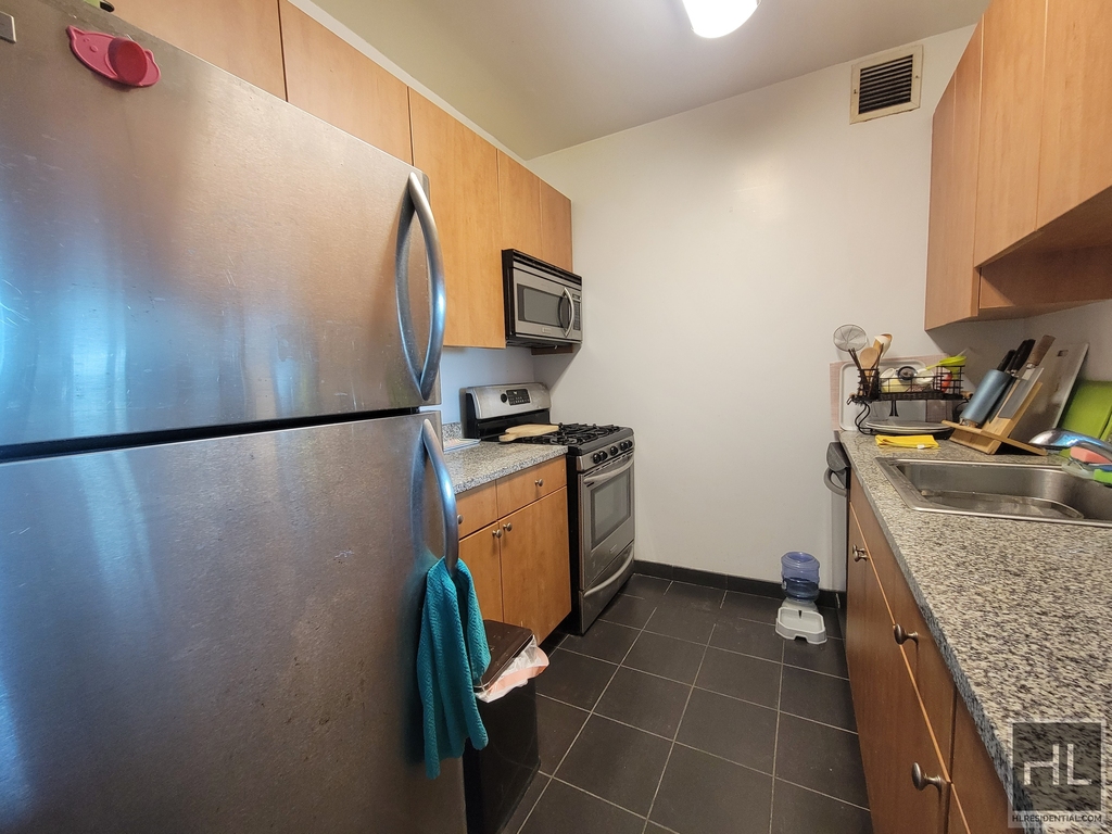 47-20 Center Boulevard - Photo 1