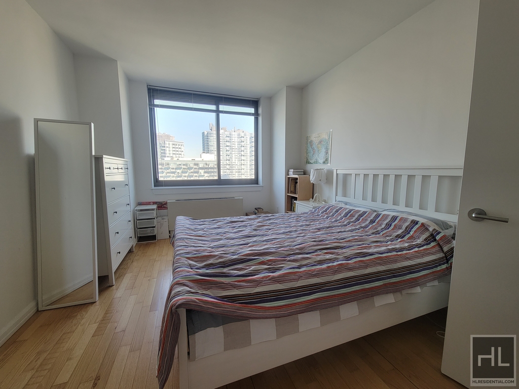 47-20 Center Boulevard - Photo 13