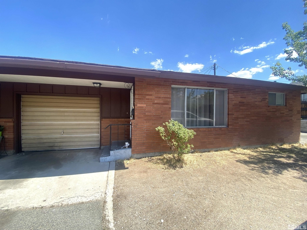 942 Roberts Street - Photo 0