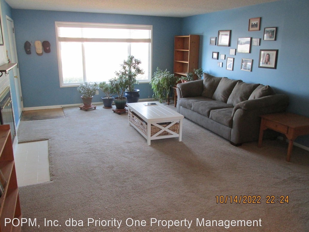 11530 Se 48th Ave. - Photo 1