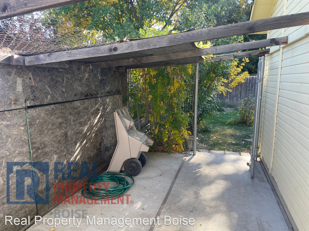 8423 W Pamela St - Photo 2