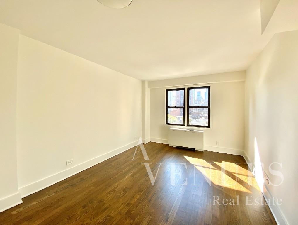 East 63rd Street - Photo 5