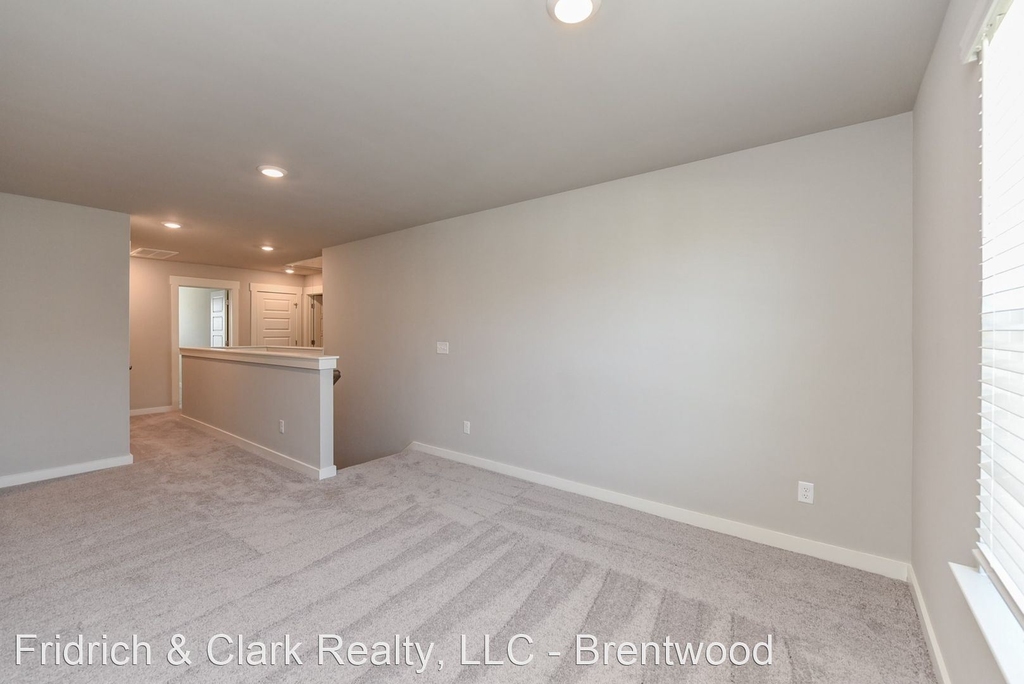 728 Mickelson Way - Photo 29