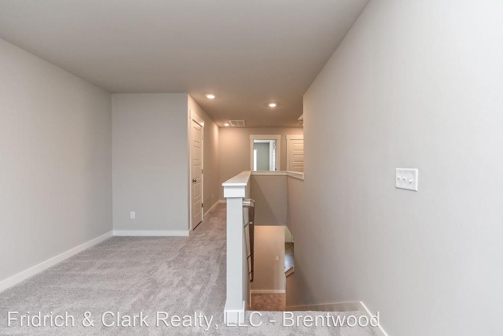 728 Mickelson Way - Photo 27