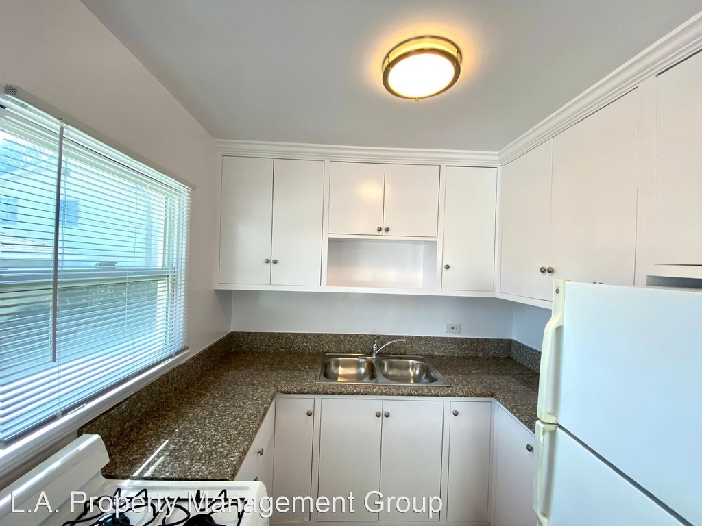 2312 Ocean Park Blvd - Photo 8