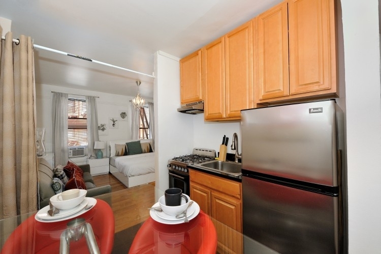 338 East 61st Street - Photo 1