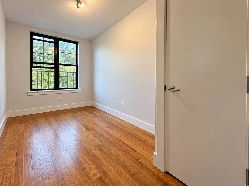81 Carlton Avenue - Photo 1