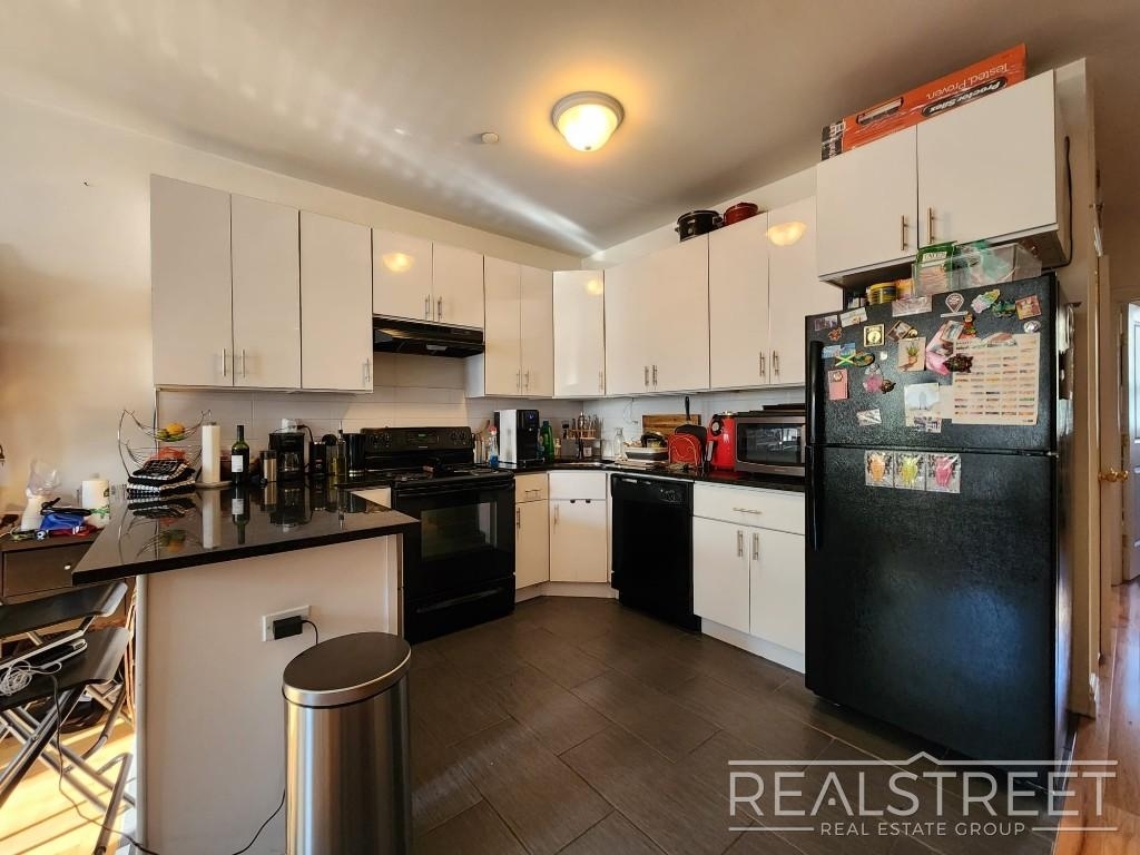 527 Chauncey Street - Photo 2