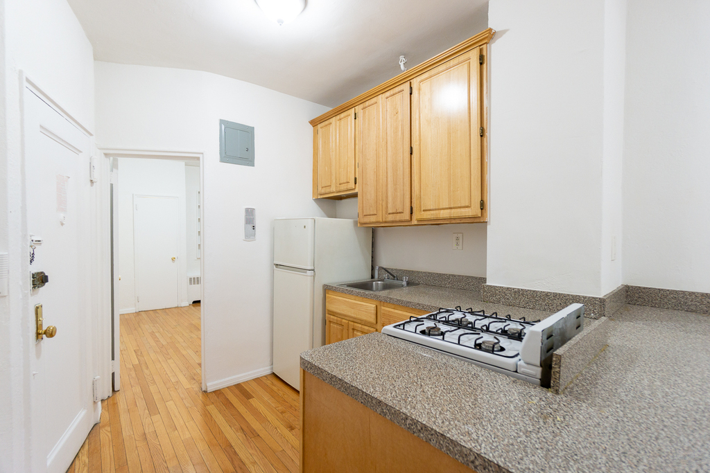 319 East 25th Street - Photo 5