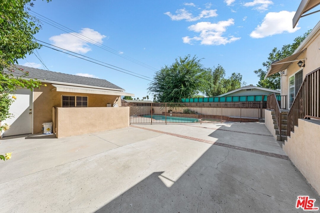 1026 E Verdugo Ave - Photo 13