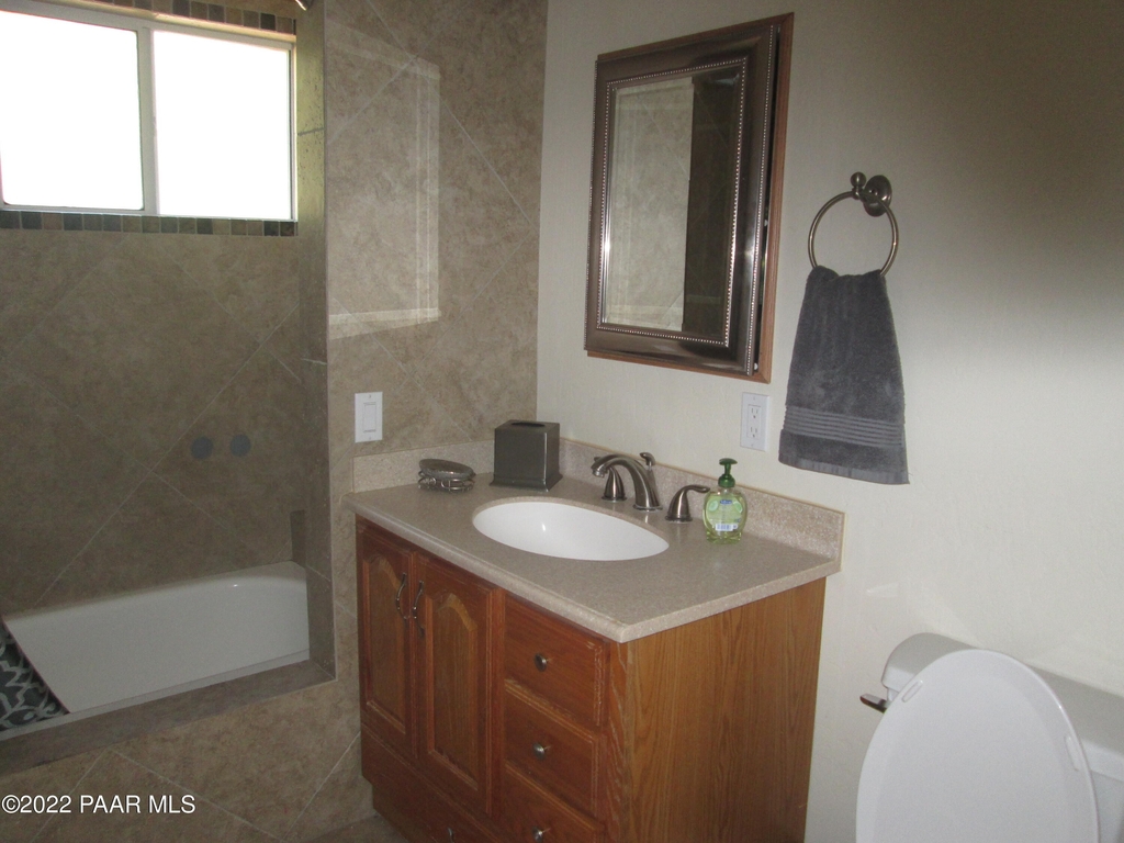 542 E Juniper Drive - Photo 2