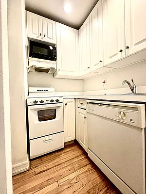 215 East 84th street - Photo 3