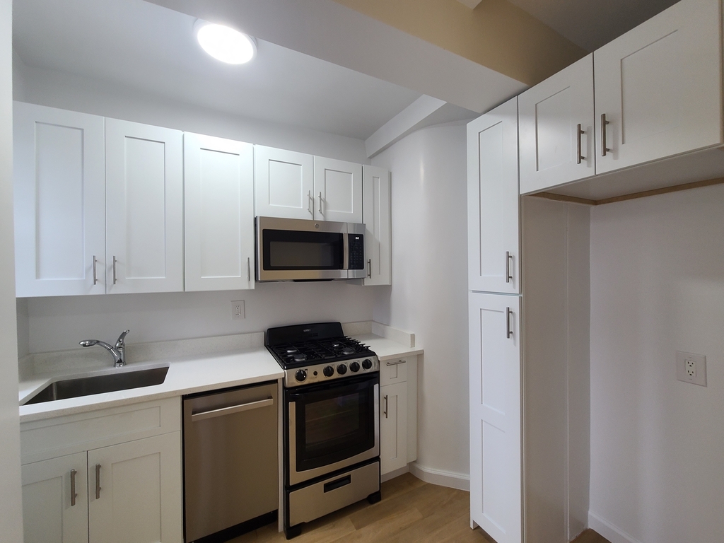 850 Amsterdam Avenue - Photo 3