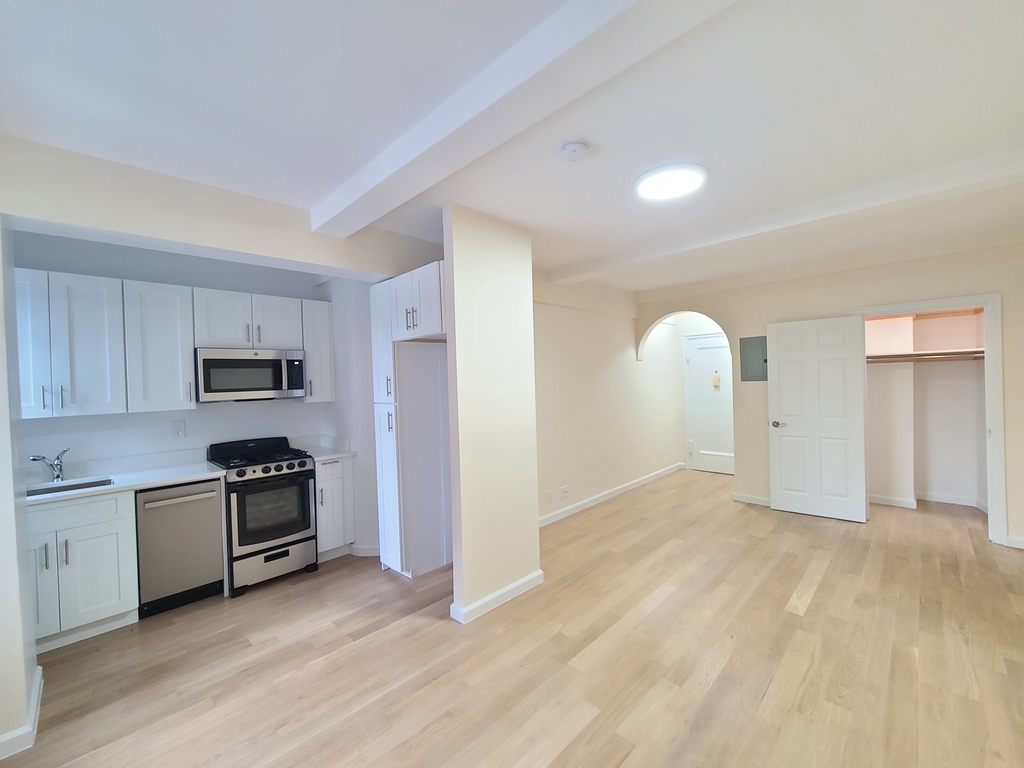 850 Amsterdam Avenue - Photo 2