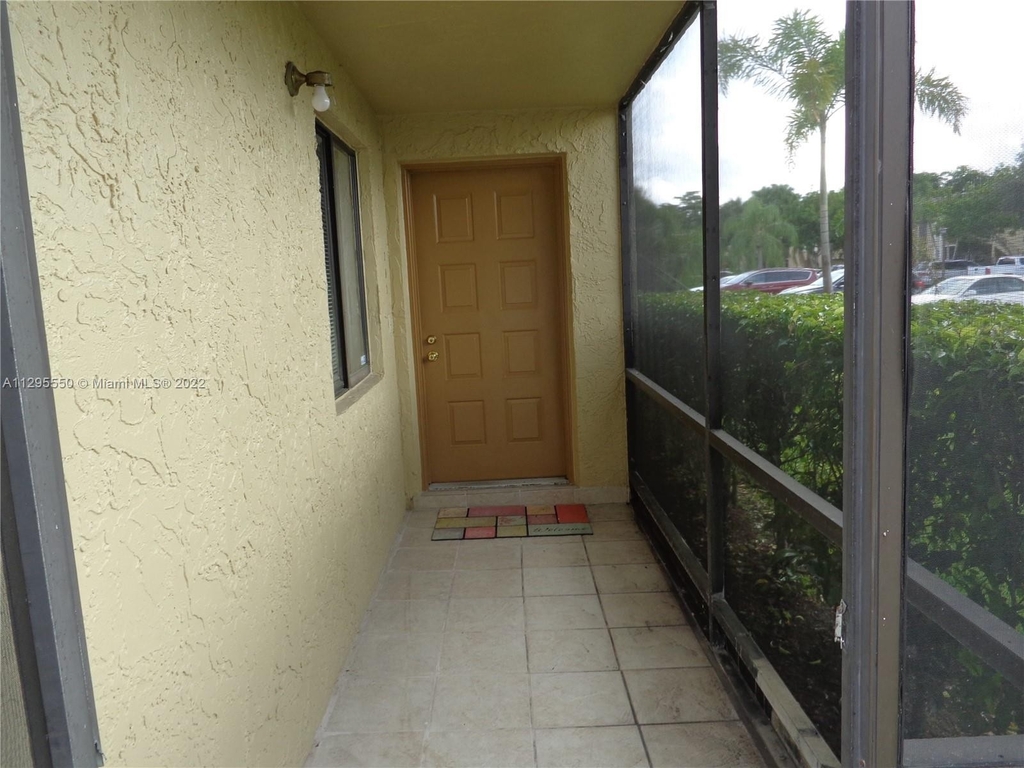 305 Lakeview Dr - Photo 2