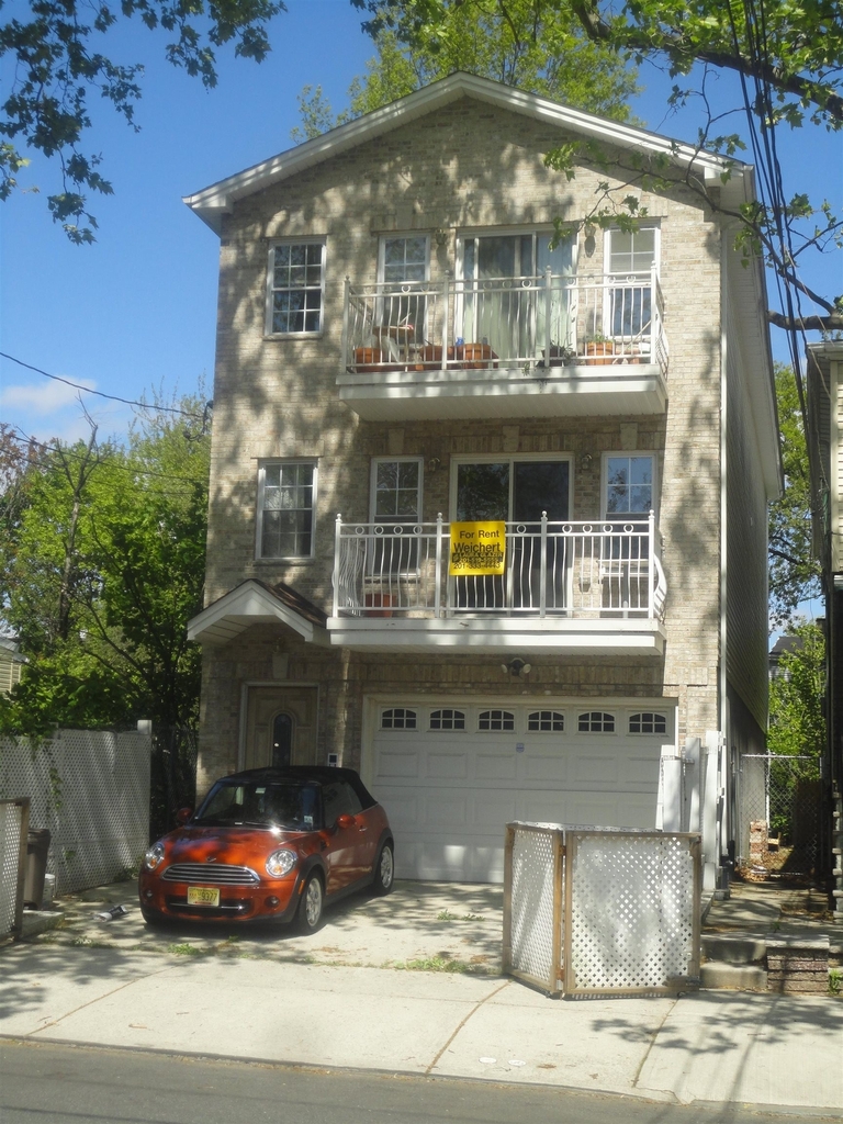 24 Woodlawn Ave - Photo 0