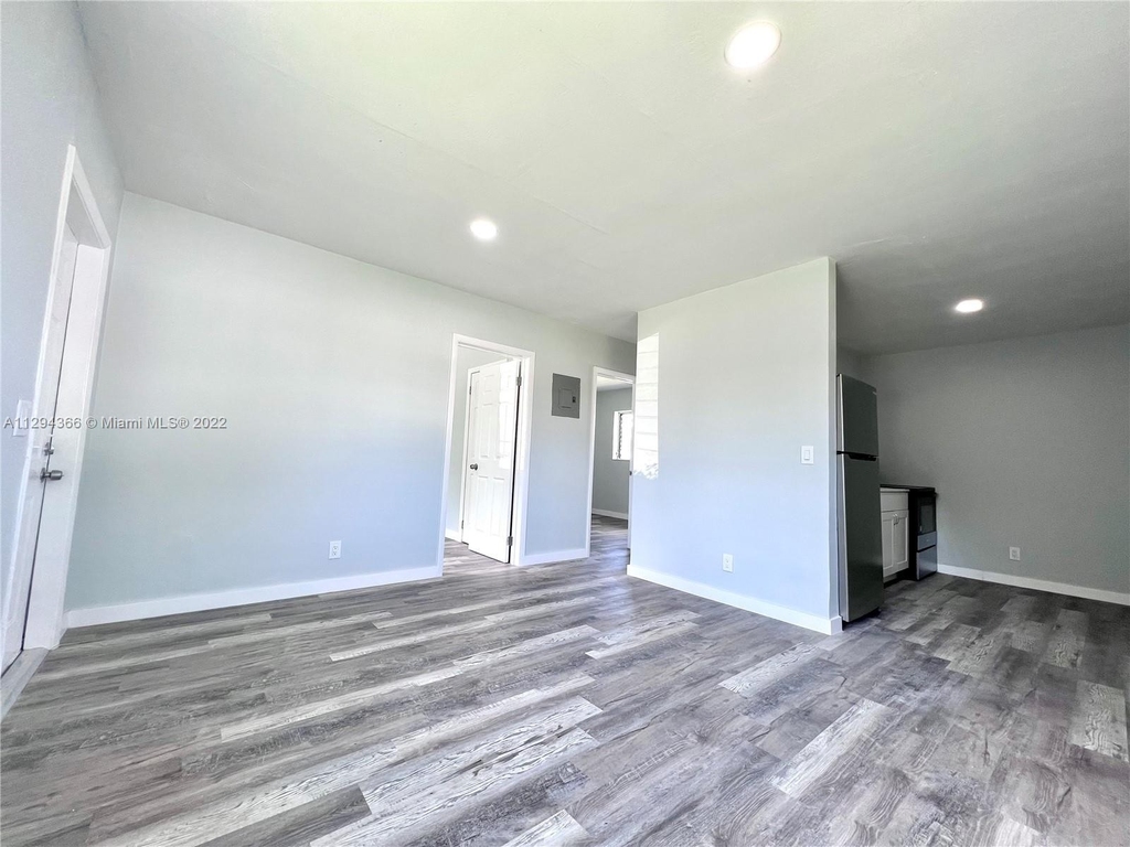 826 Nw 7th St - Photo 5
