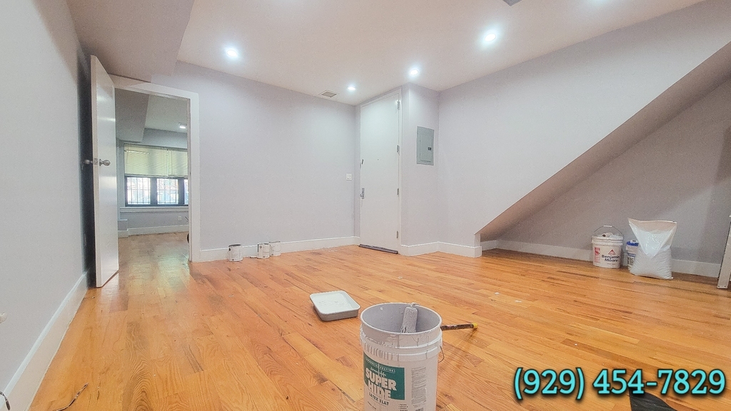 586 Bainbridge Street - Photo 2