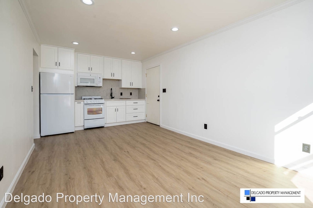 2425 Alameda St, Unit B - Photo 2