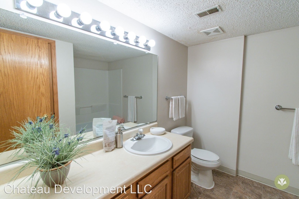 Chateau Lafleur 1025 N 63rd Street - Photo 12