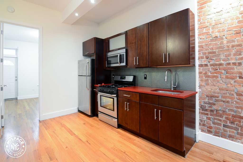 694 Franklin Avenue - Photo 2