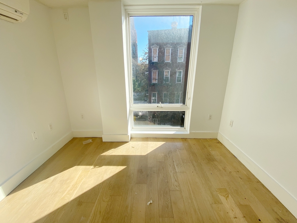 152 Manhattan Avenue - Photo 1