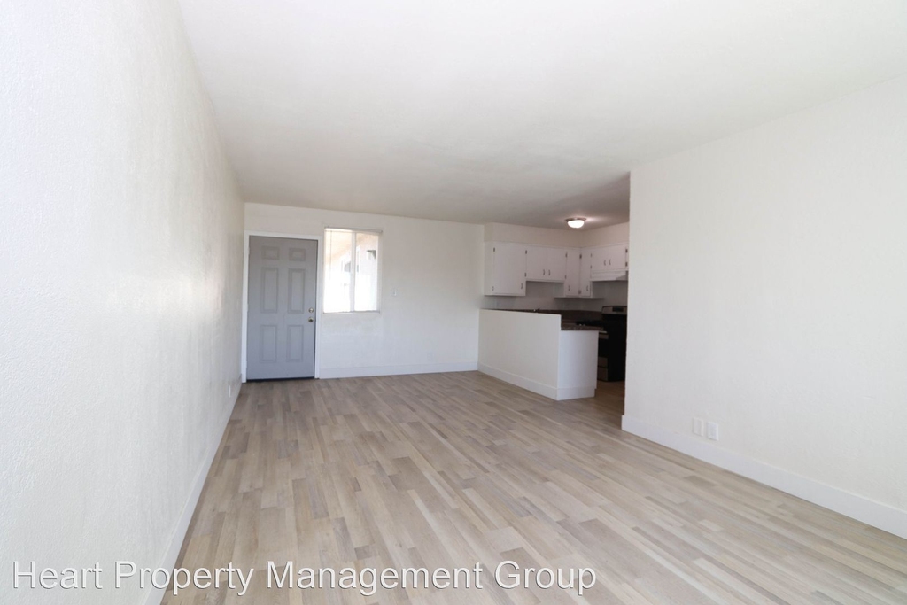 1056 Walnut Ave - Photo 2