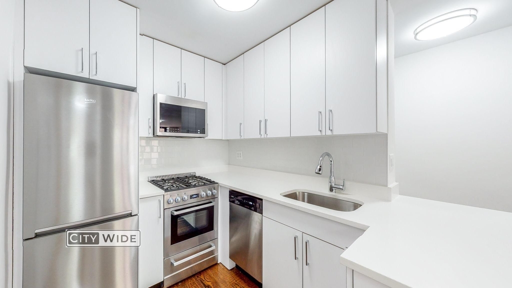 165 East 35th Street - Photo 1