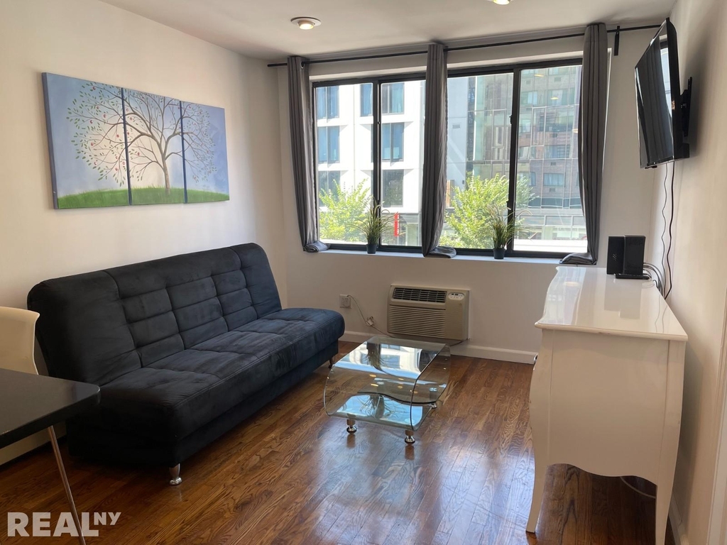 626 Tenth Avenue - Photo 4