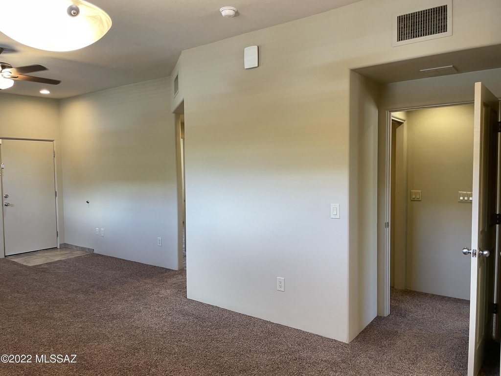 1435 W Kilburn Street - Photo 15