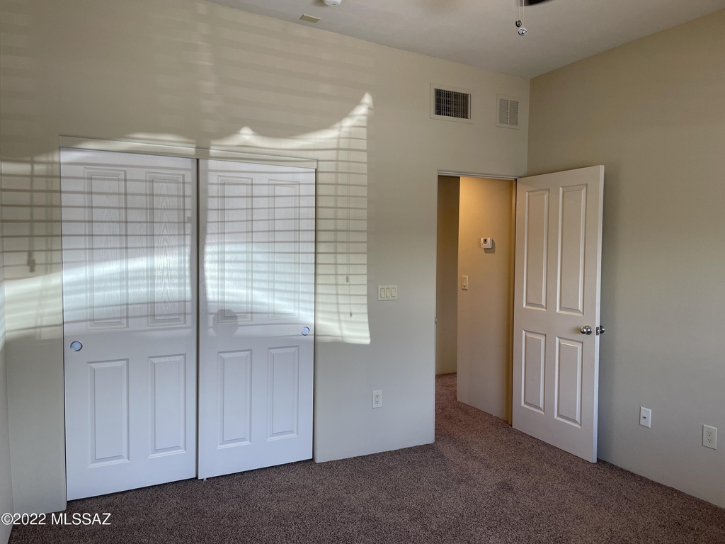 1435 W Kilburn Street - Photo 10