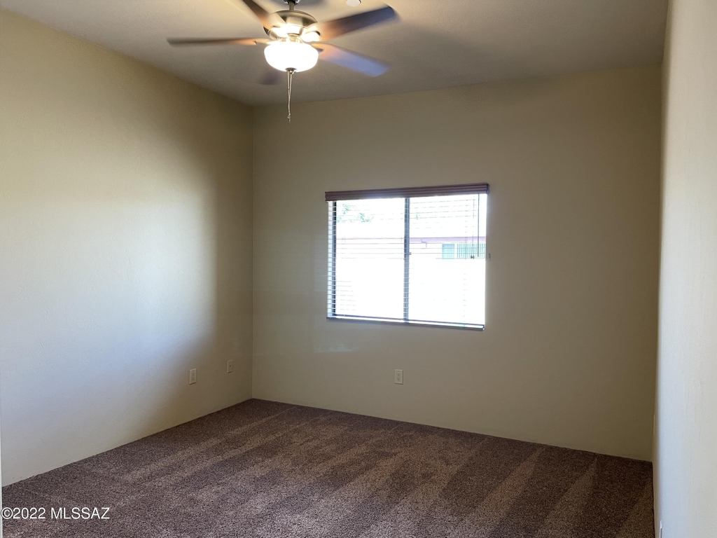 1435 W Kilburn Street - Photo 17