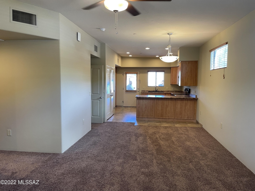 1435 W Kilburn Street - Photo 0