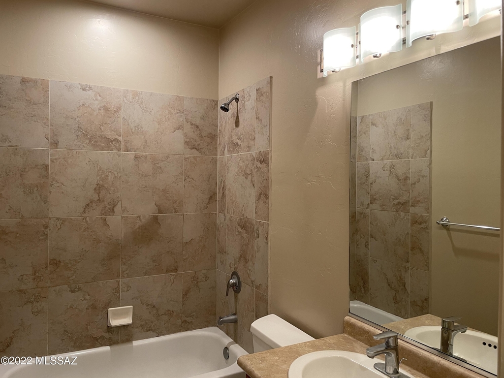 1435 W Kilburn Street - Photo 44