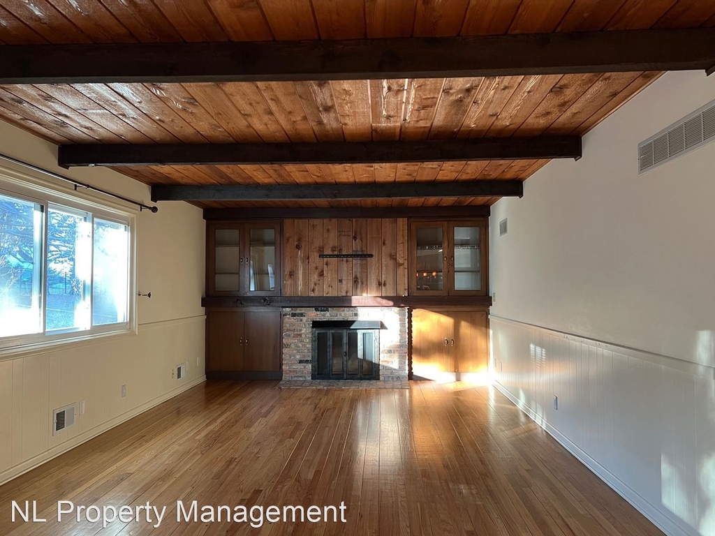 1304 S 126th Street - Photo 2