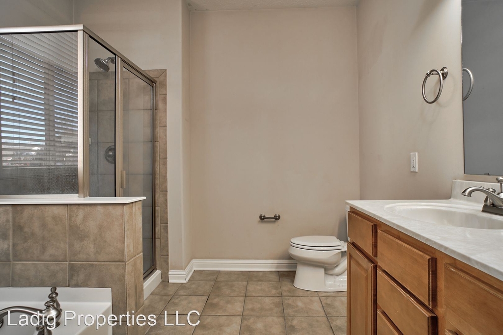 8102 Lawrence Woods Blvd. - Photo 35