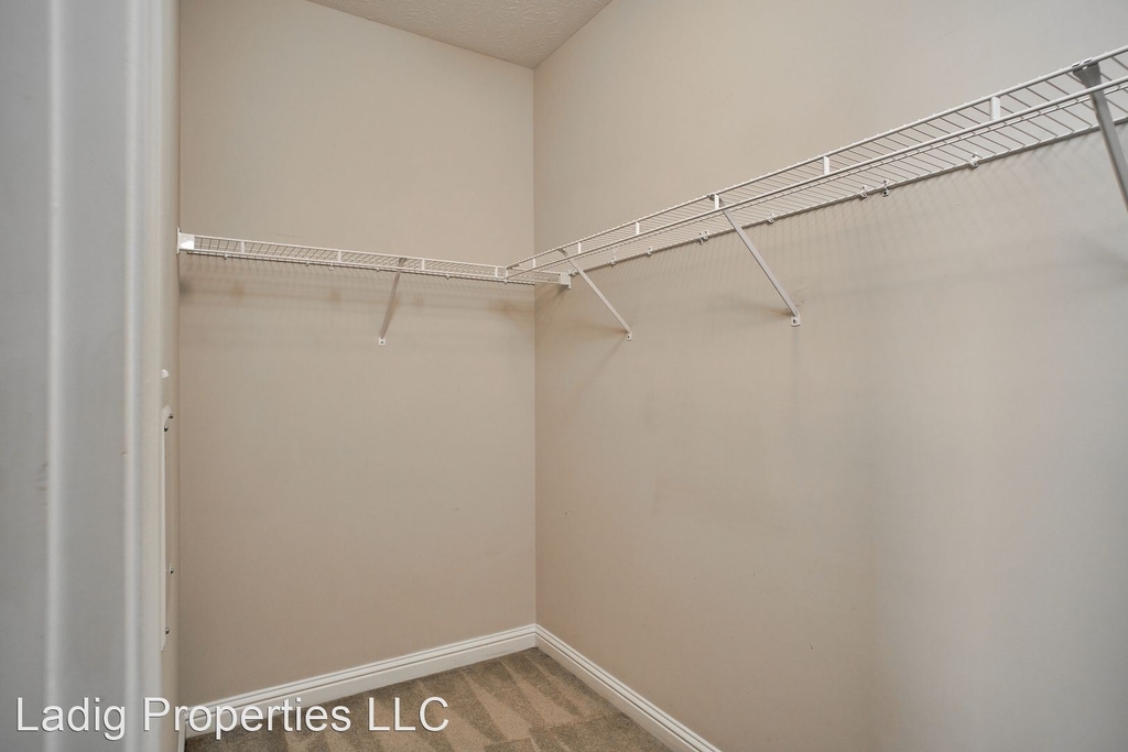 8102 Lawrence Woods Blvd. - Photo 33