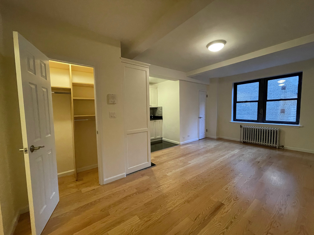 850 Amsterdam Avenue - Photo 2