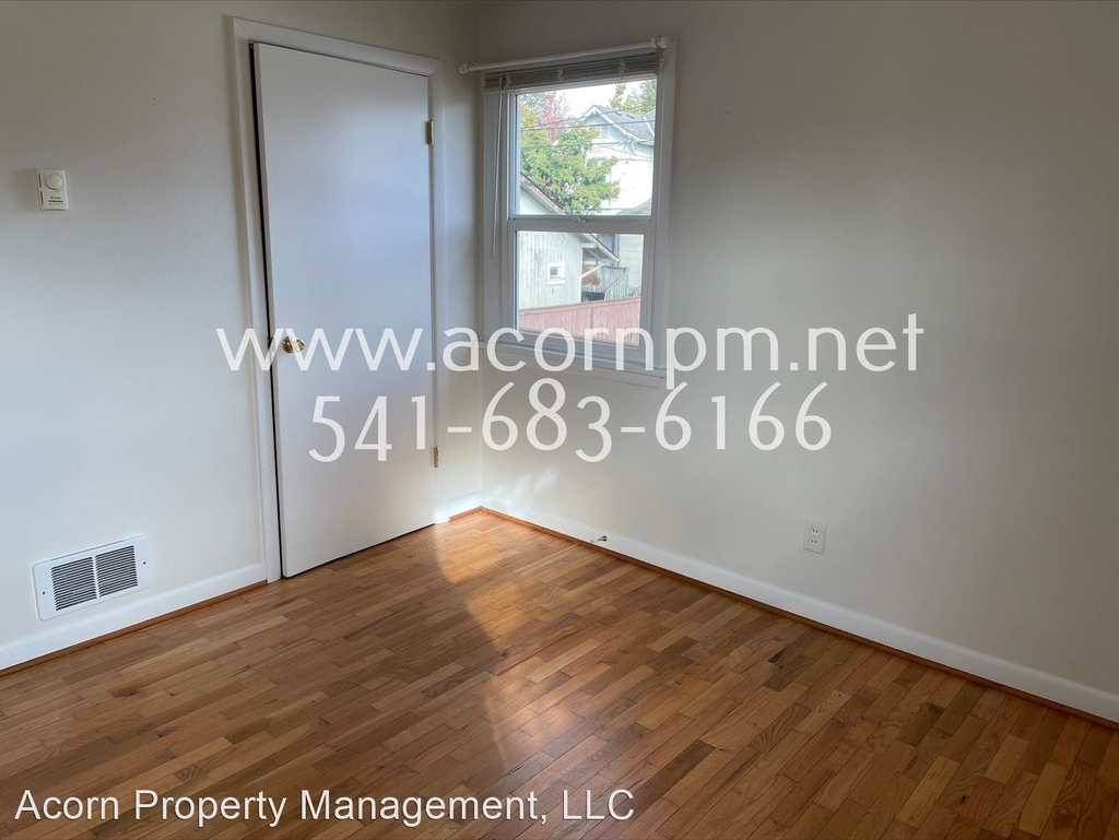 1180 Laurel St - Photo 2