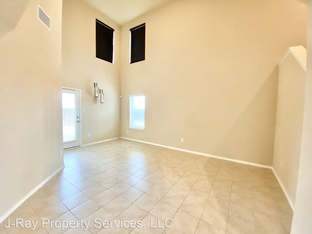 2507 Brentwood Drive - Photo 2