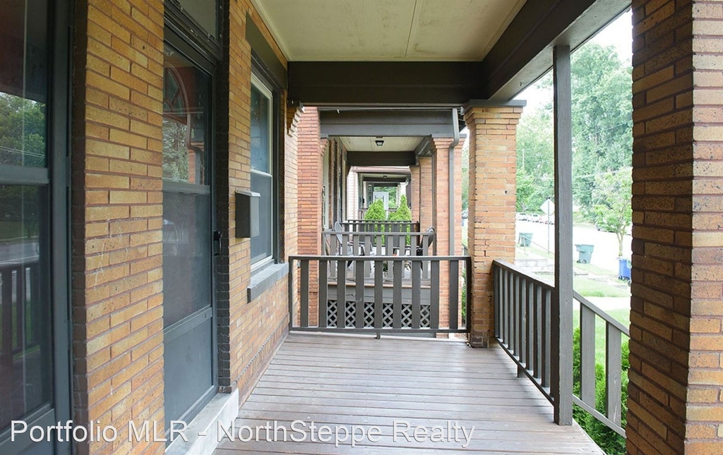 2355 Summit St - Photo 1