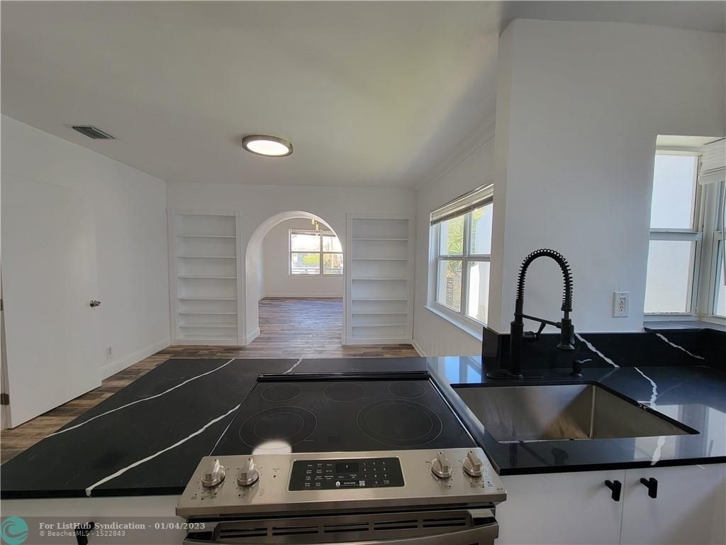 1744 Sw 10th St - Photo 5