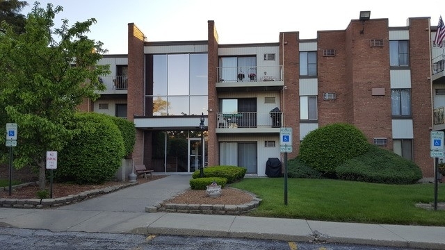 300 W Fullerton Avenue - Photo 1