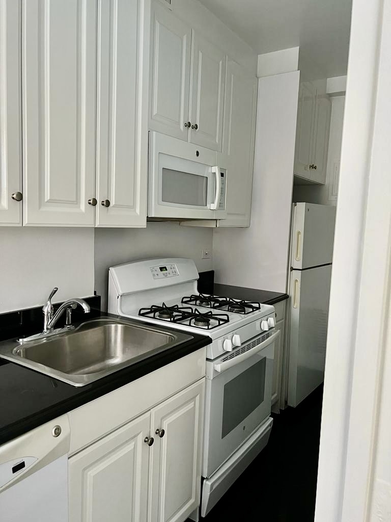 460 West 24th Street - Photo 7