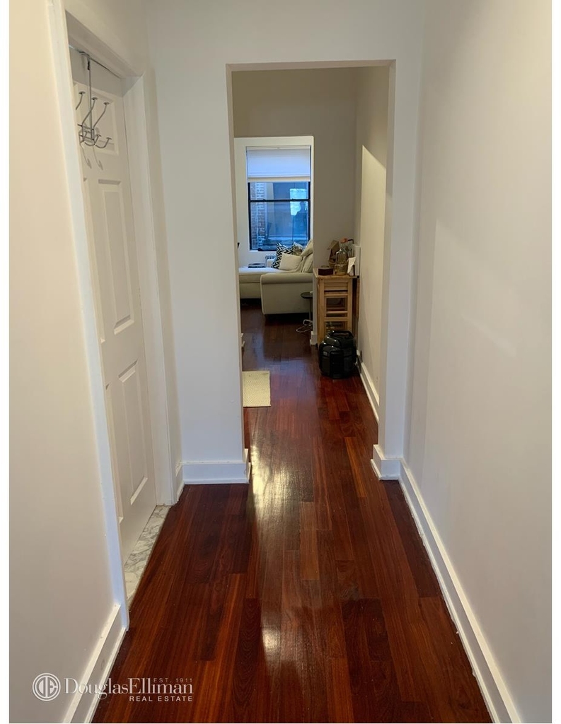 246 W 18th St - Photo 3